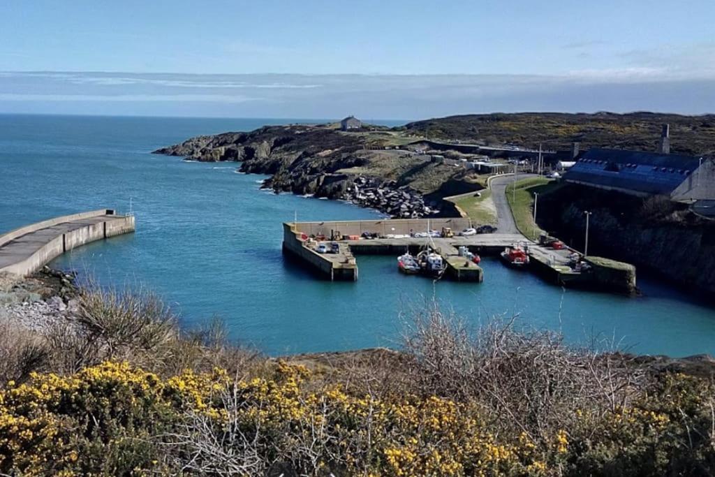 Coastal Bungalow, Sleeps 5 And Ideal For Walkers Amlwch Exterior foto